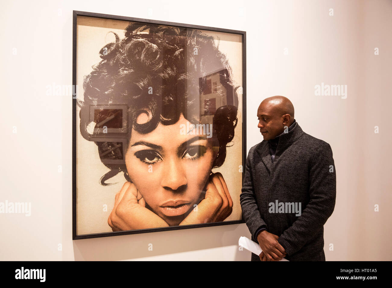 London, UK. 6. März 2017. Künstlers Hank Willis Thomas posiert mit seinem Foto warum warten Sie noch einen Tag zu bezaubernd sein? Ihre Kosmetikerin zu sagen, "Mich ausruhen", 1968/2007. Double Take eröffnet wird die Ausstellung in der Skarstedts Gallery (6 März bis 22. April 2017). Die Ausstellung befasst sich mit dem Thema der Aneignung und wie es verschiedene Generationen von Künstlern aus den 1960er Jahren bis zum heutigen Tag mit Fotografie erforscht wurde. Double Take Arbeitselemente von Anne Collier, Roe Ethridge, Robert Heinecken, Barbara Kruger, Louise Lawler, Richard Prince, Collier Shorr, Steven Shearer und Hank Willis Thomas. © Bettina Stre Stockfoto