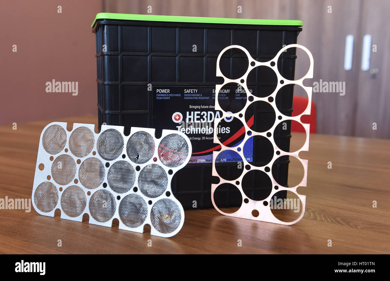 Tschechische Firma HE3DA, Entwicklung von Batterietechnologien, Kc5.5bn Projekt Magna Energiespeicher für Batterie startet Produktion in dem bis zu 250 Personen sind, Arbeit zu finden, sagte Miteigentümer des Unternehmens Vladimir Jirka und Radomir Prus CTK. Das Unternehmen will bauen zwei Linien zur Herstellung von Akkumulatoren mit 3D Elektroden auf der Grundlage von Lithium Nano-Materialien und eine neue Halle für die weitere Entwicklung gestaltet. Die Produktion soll im nächsten Jahr beginnen und erwartet einen Jahresumsatz sind um $450 m (Kc11.5bn) zu erreichen. Die Akkumulatoren werden hauptsächlich für den Export. Die Projekte basiert auf weltweit eingetragenes patent Stockfoto