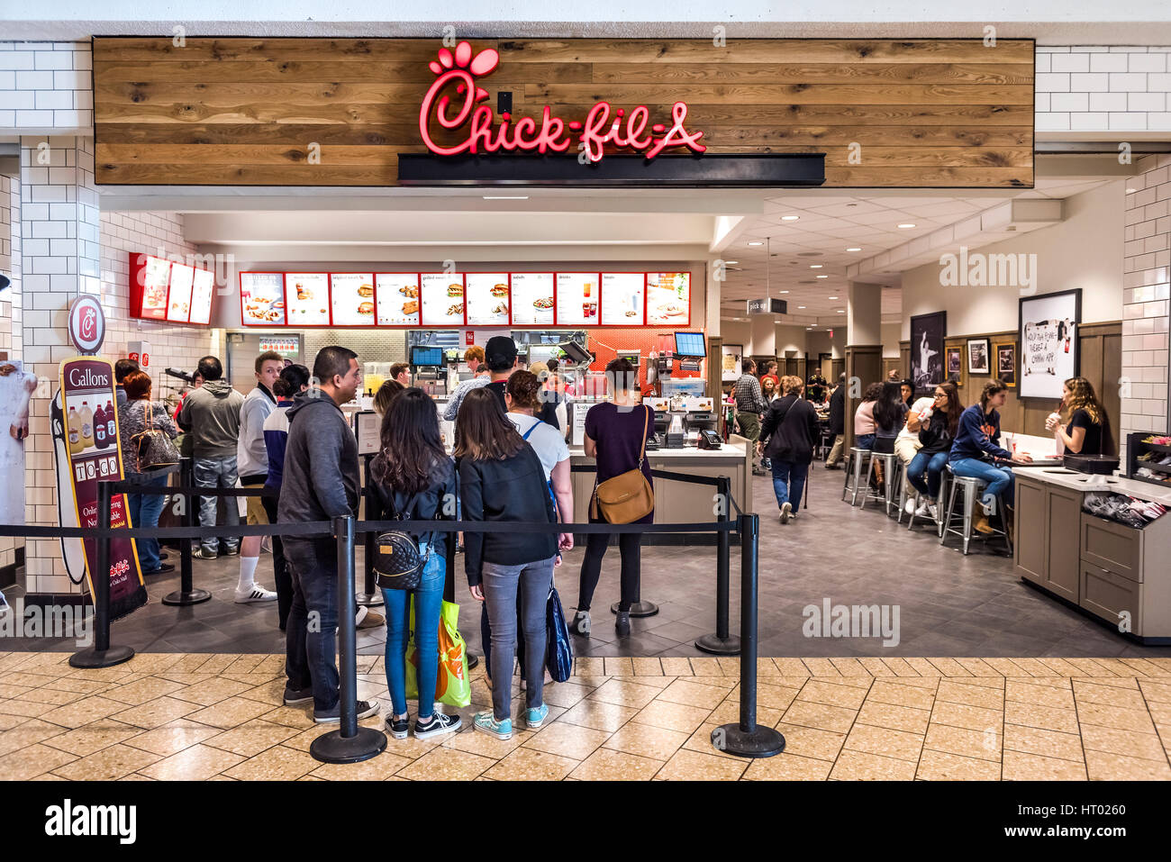 Fairfax, USA – 18. Februar 2017: Chick-Fil-a-Shop mit Menschen in der Schlange um Essen zu kaufen Stockfoto