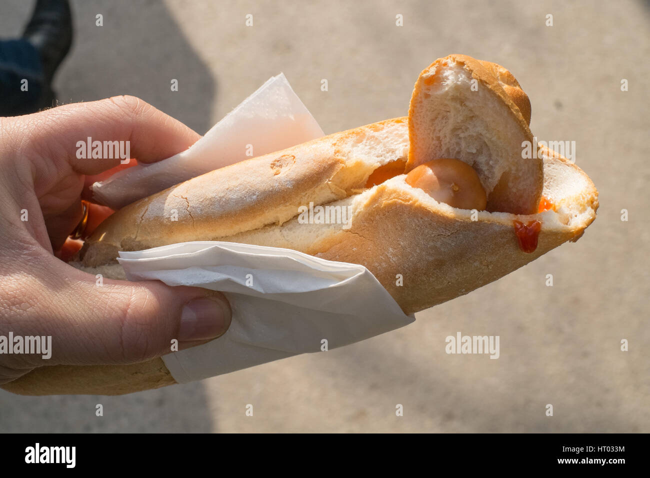 Frankfurter Würstchen in einem Baguette, Wien, Österreich. Stockfoto