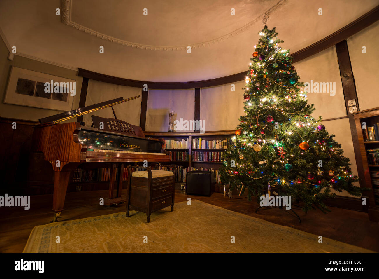 Weihnachtsbaum und Klavier Stockfoto