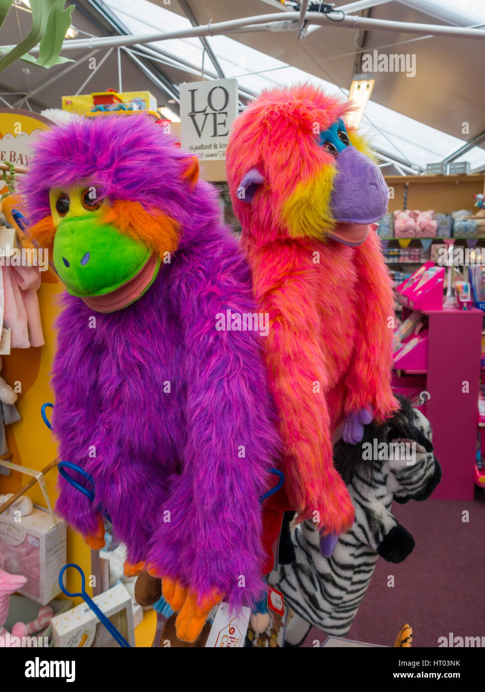 Leuchtenden Farben rosa und lila Affen Handpuppen zu verkaufen Stockfoto