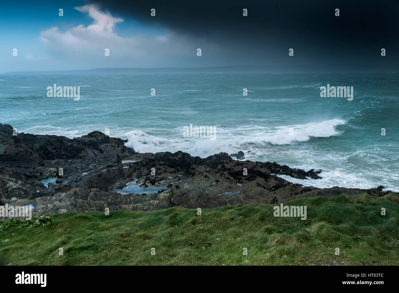 Uk wetter Gewitterwolken Küste Newquay Cornwall. Stockfoto