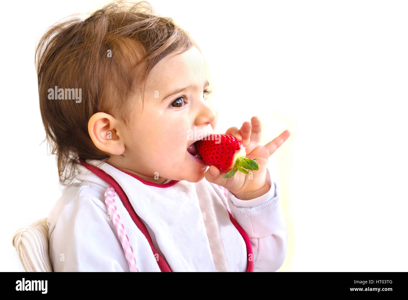 Baby Essen Erdbeere Neugeborenen Obst essen Stockfoto