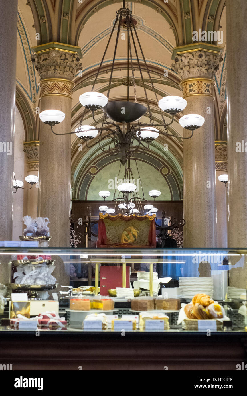 Kuchen auf dem Display im Café Central einen historische Wiener Café Herrengasse, Wien, Österreich. Stockfoto