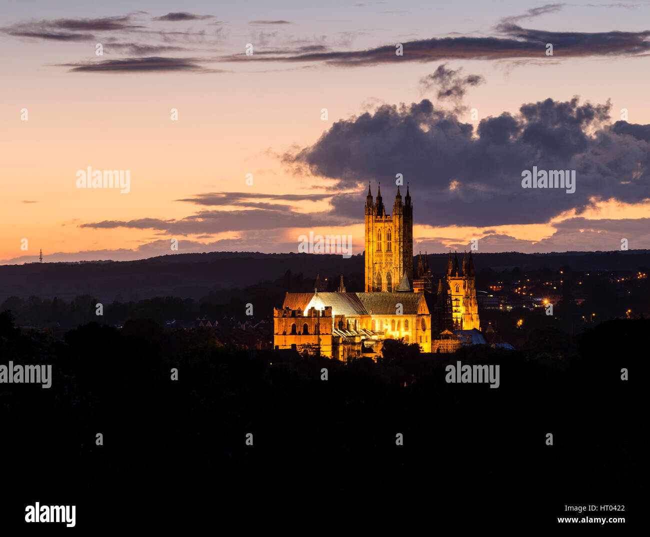 Die Kathedrale von Canterbury in der Dämmerung beleuchtet Stockfoto