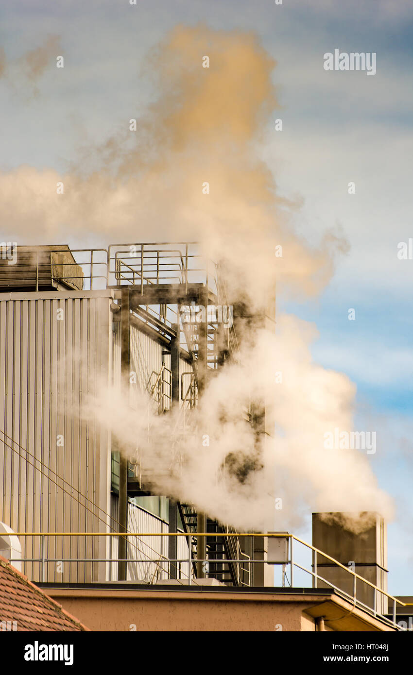 Verunreinigung der Luft durch den Schornstein einer alten Fabrik Stockfoto