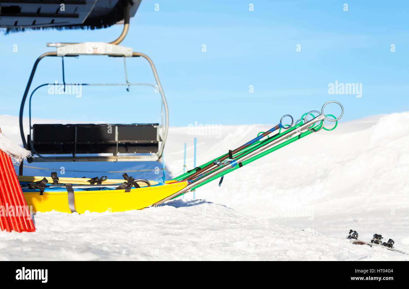 Leere Rettung Schlitten stehen neben der Sesselbahn im Skigebiet Stockfoto