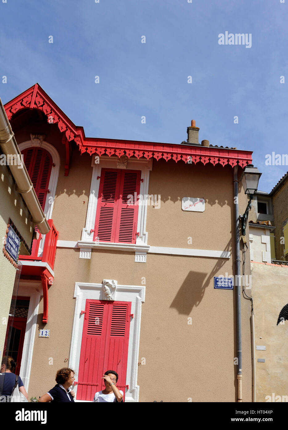Das rote Haus in der Rue Assas, Quartier de l ' Ile Penotte in Les Sables-d ' Olonne, Vendee, Pays De La Loire, Frankreich, Europa Stockfoto