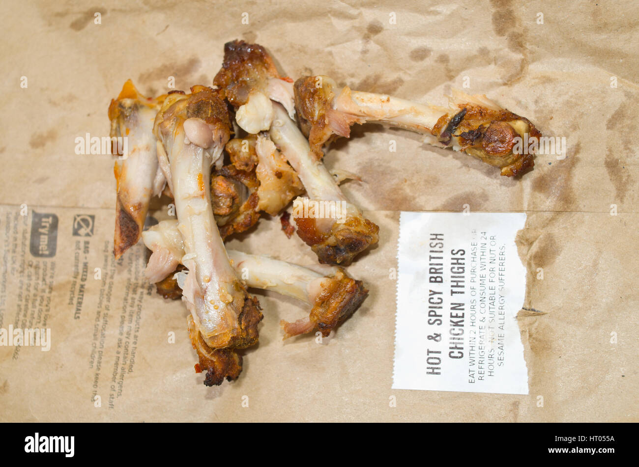 Gekochtes Hühnerfleisch vom Supermarkt in Papiertüte Stockfoto