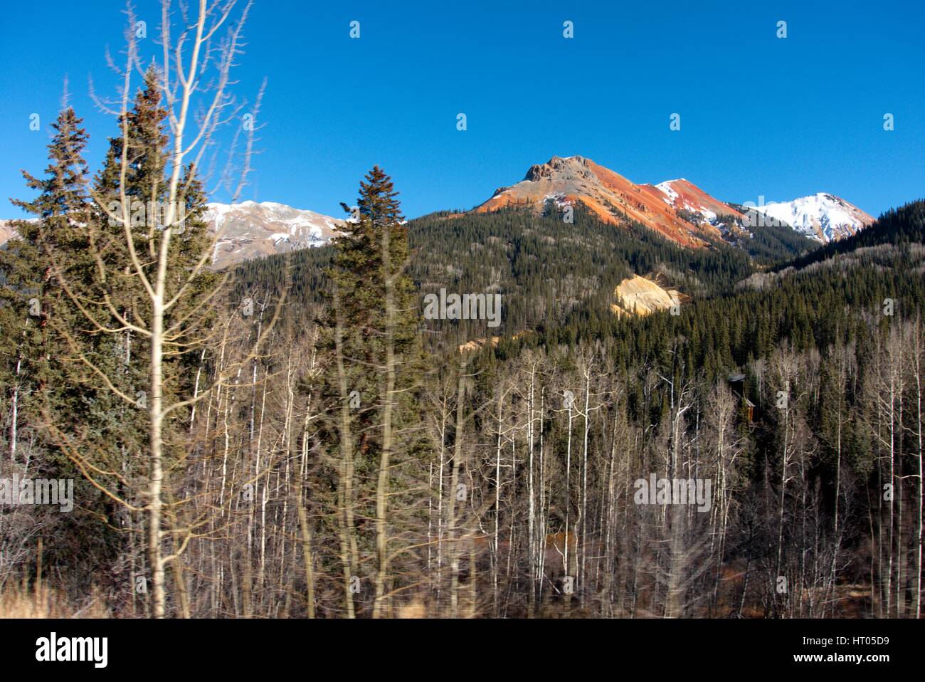 Blick nach Osten in Richtung der drei Gipfel des roten Berges in der Nähe von Ouray, CO Stockfoto