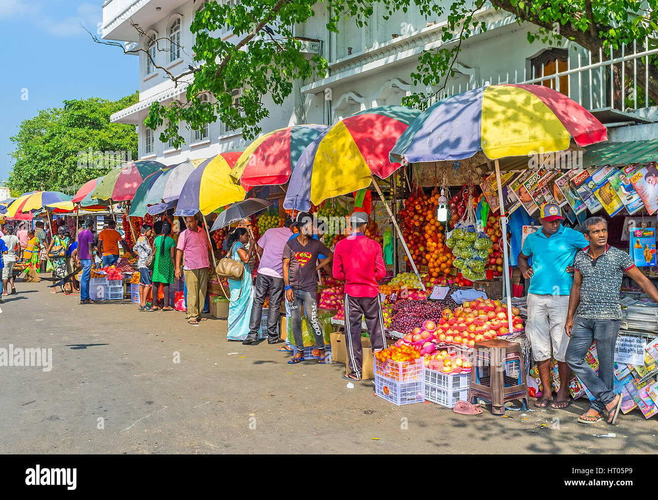 COLOMBO, SRI LANKA - 6. Dezember 2016: Die spontane Obstmarkt in Pettah erstreckt sich entlang der 5th Cross Street, am 6. Dezember in Colombo. Stockfoto