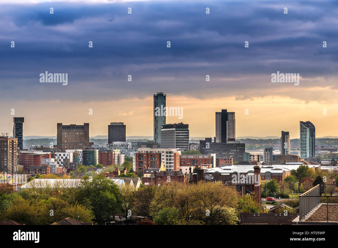 Die berühmte Skyline von Liverpool unter den dunklen Wolken. Stockfoto