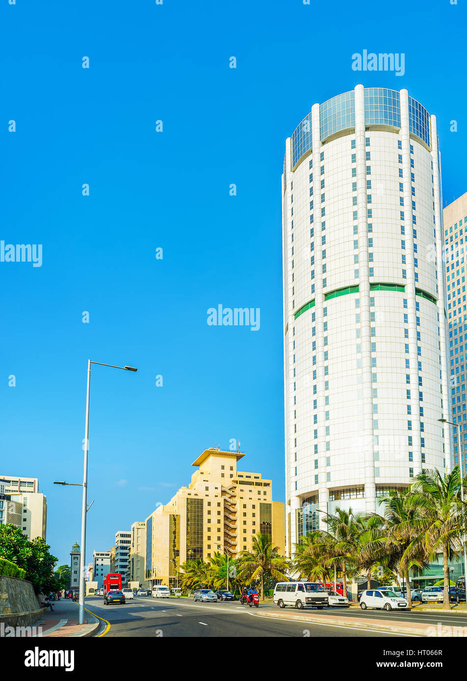 Der moderne weiße Turm der Bank of Ceylon-Gebäudes im Fort-Bezirk, Colombo, Sri Lanka. Stockfoto