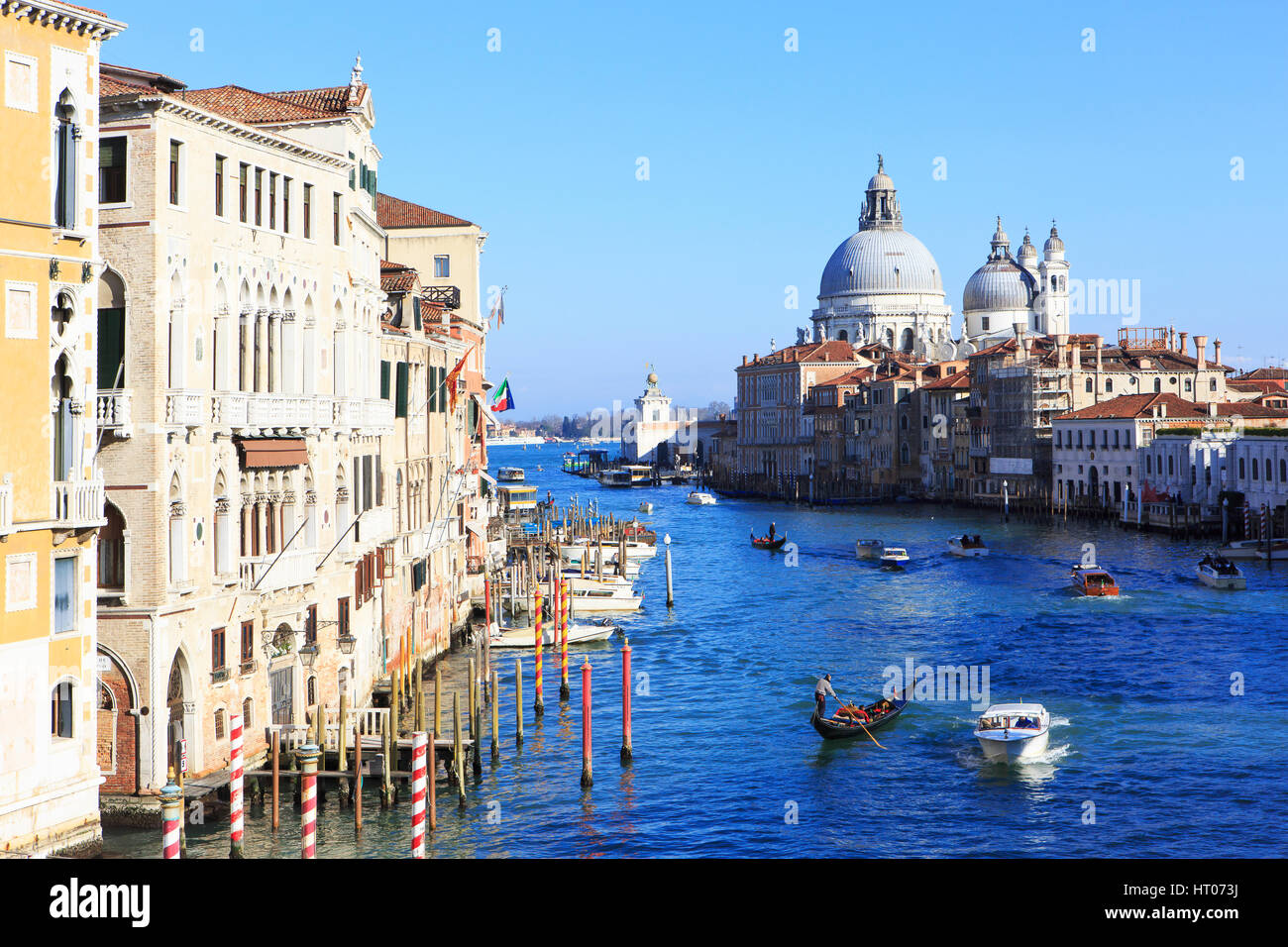 Blick entlang des Canal Grande in der Basilika Santa Maria della Salute (1681), in Venedig, Italien Stockfoto