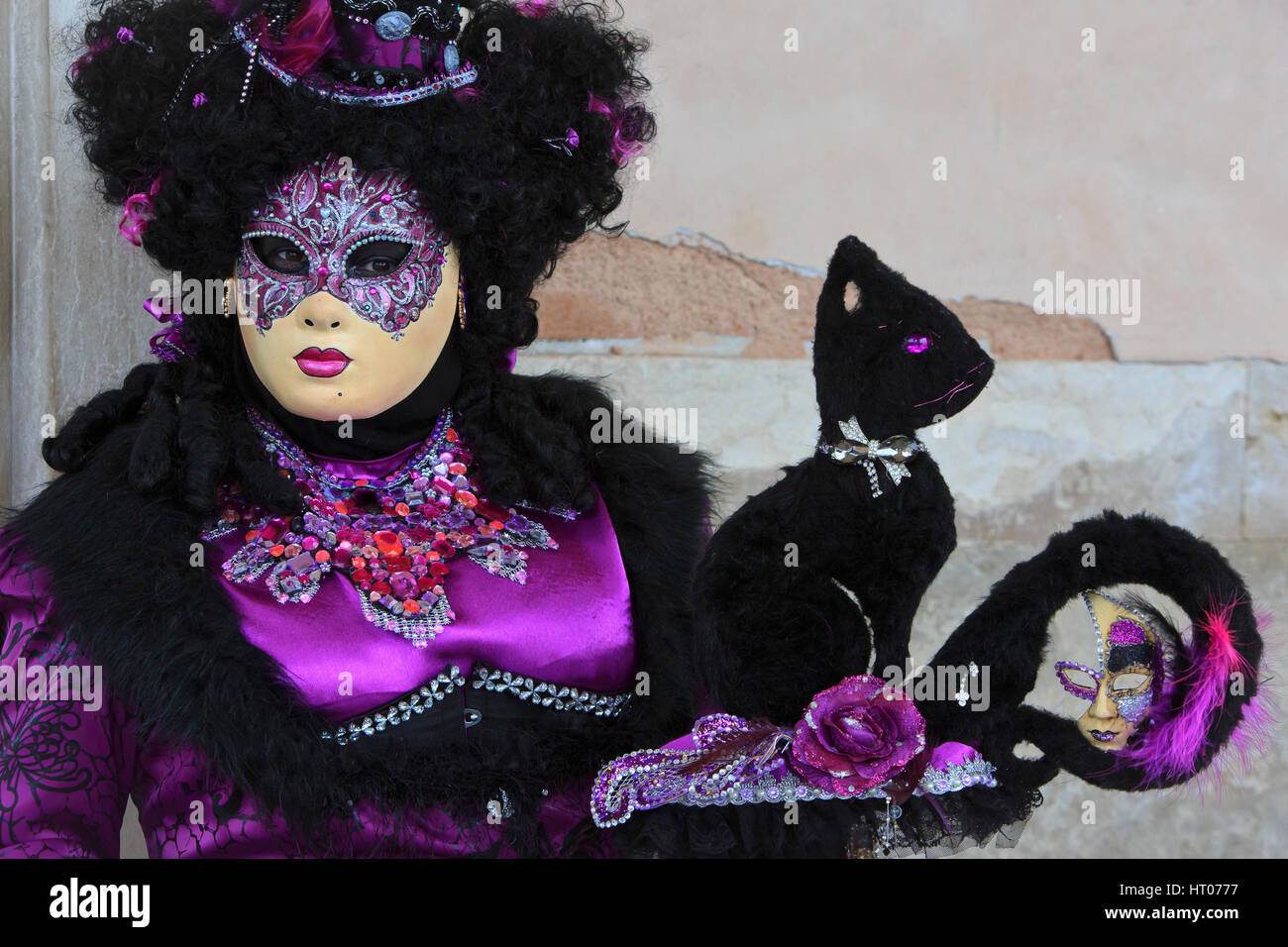 Eine Dame in einem traditionellen venezianischen Kostüm außerhalb der Dogenpalast während der Karneval von Venedig, Italien Stockfoto