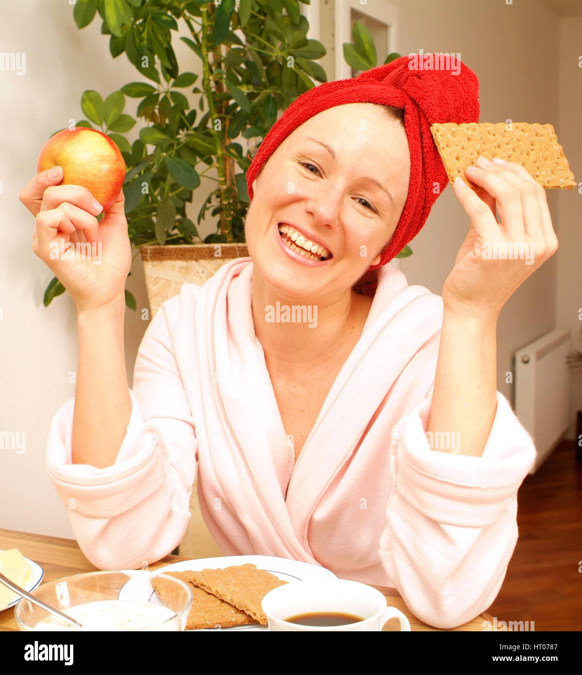 Junge Frau Im Morgenmantel Beim Gesunden Fruehstueck - junge Frau am reichhaltigen Frühstück Stockfoto