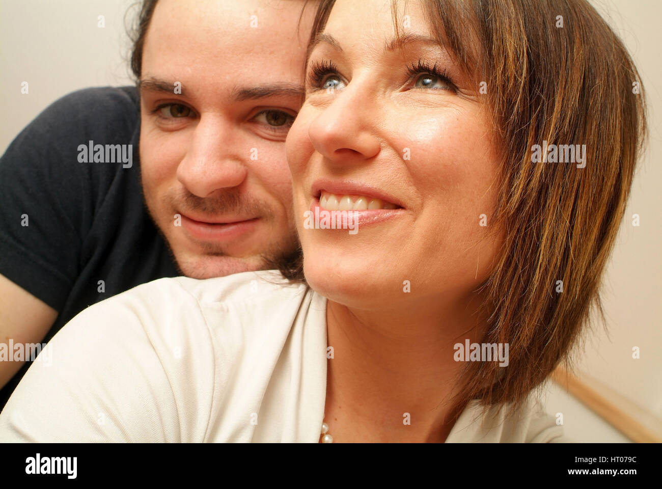 Junges Paar - junge, glückliche Paar froehliches Stockfoto