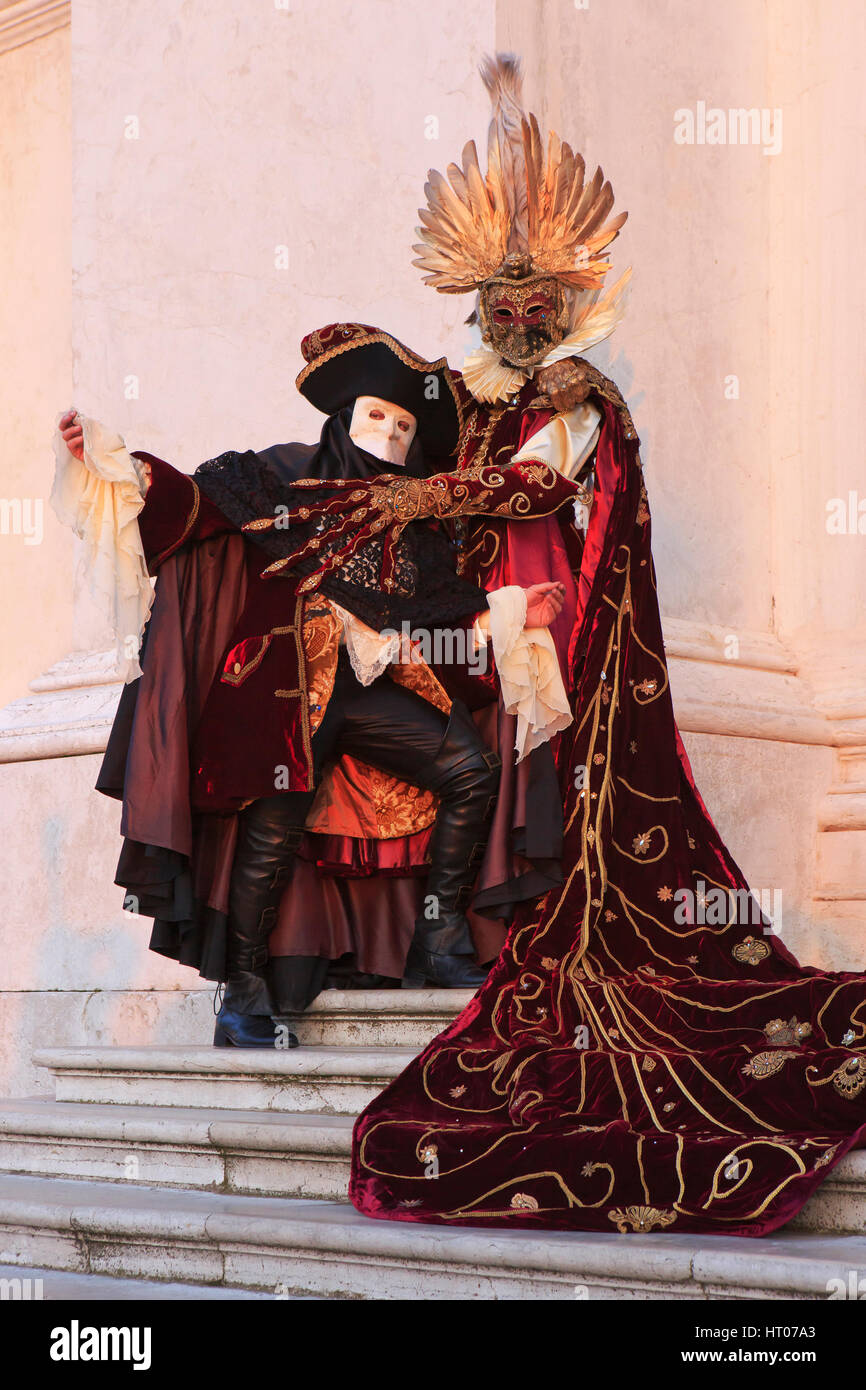 Ein paar in traditionellen venezianischen Kostümen außerhalb der Kirche San Giorgio Maggiore während der Karneval von Venedig, Italien Stockfoto