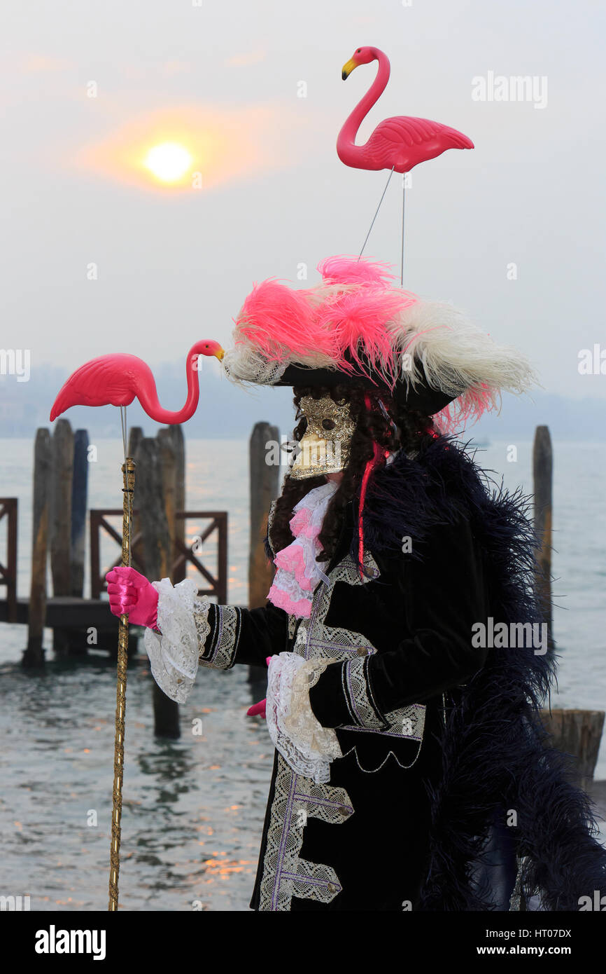 Ein Gentleman mit einem Flamingo Hut und Personal an der Riva Degli Schiavoni während der Karneval von Venedig, Italien Stockfoto