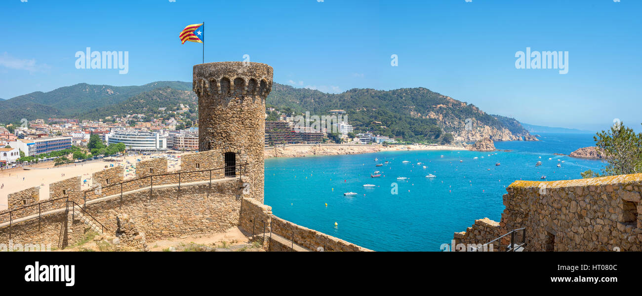 Panoramablick auf der alten Festung und Strand in Tossa de Mar. Costa Brava, Spanien Stockfoto