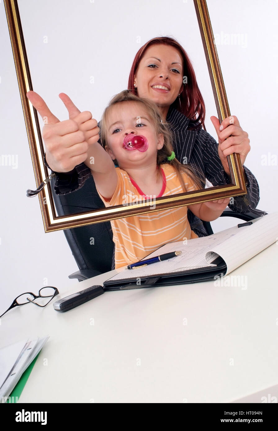 Symbolbild Karrierefrau Und Mutter, Erfolgreiche Geschaeftsfrau Mit Tochter bin Schreibtisch - erfolgreiche Geschäftsfrau mit Tochter Stockfoto