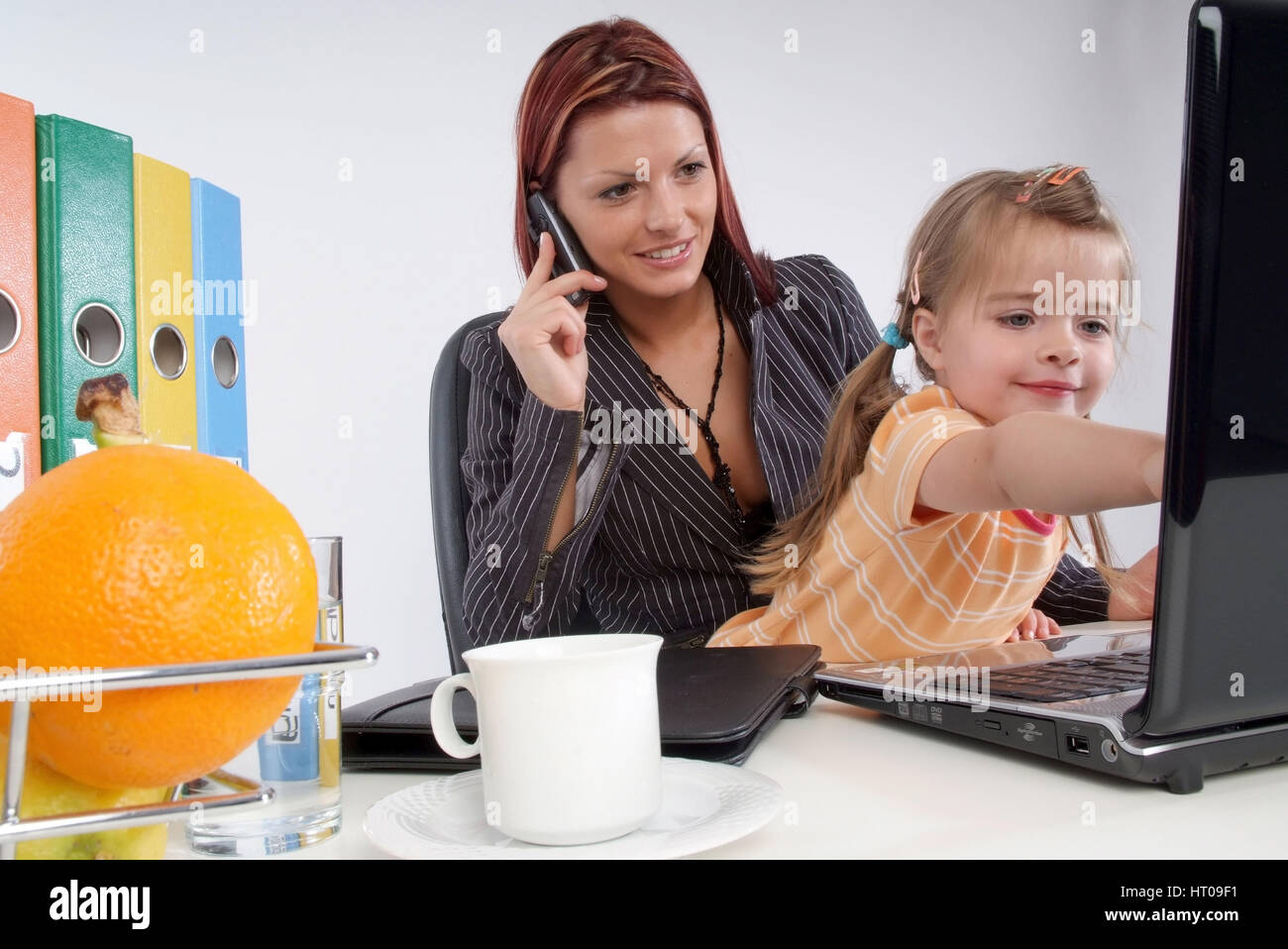 Mutter Mit Kind Im Buero - Mutter mit Kind bei der Arbeit Stockfoto