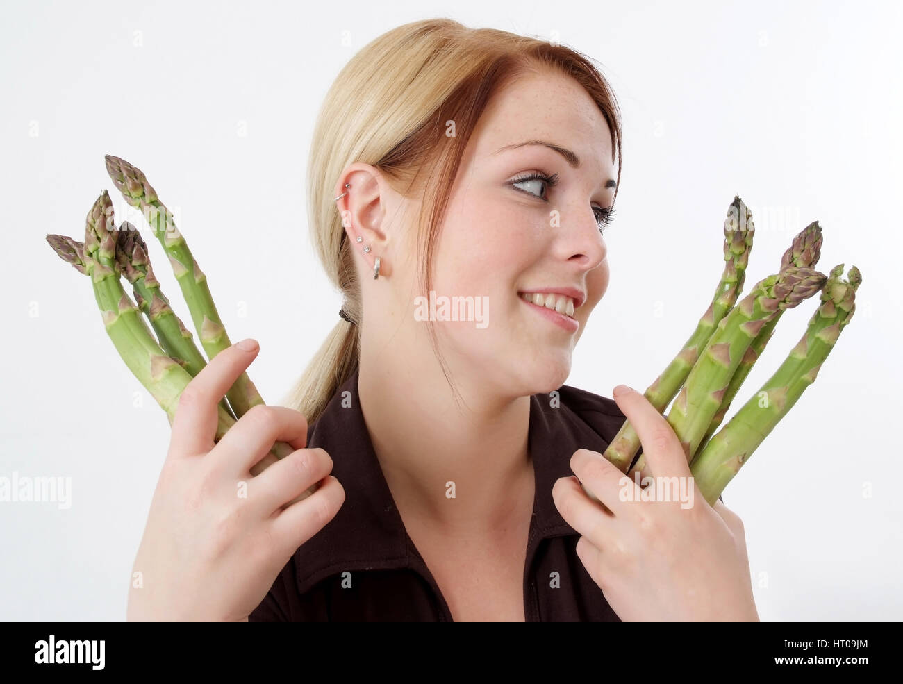 Junge Frau Mit Gruenem Spargel - Frau mit grünem Spargel Stockfoto