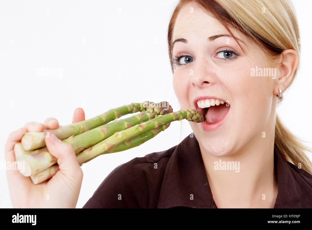 Junge Frau Mit Gruenem Spargel - Frau mit grünem Spargel Stockfoto