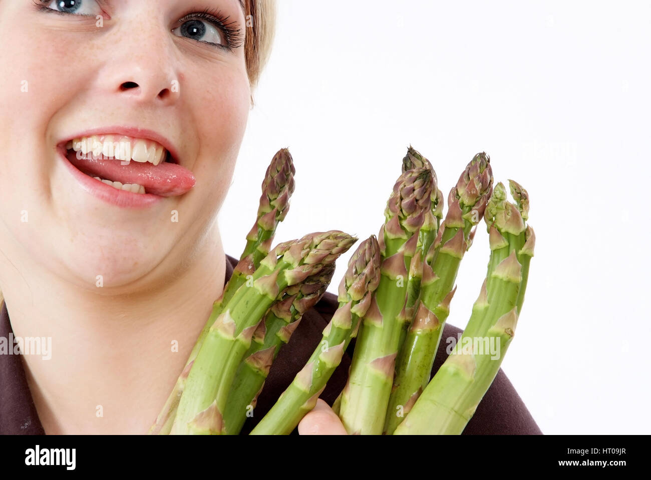 Junge Frau Mit Gruenem Spargel - Frau mit grünem Spargel Stockfoto