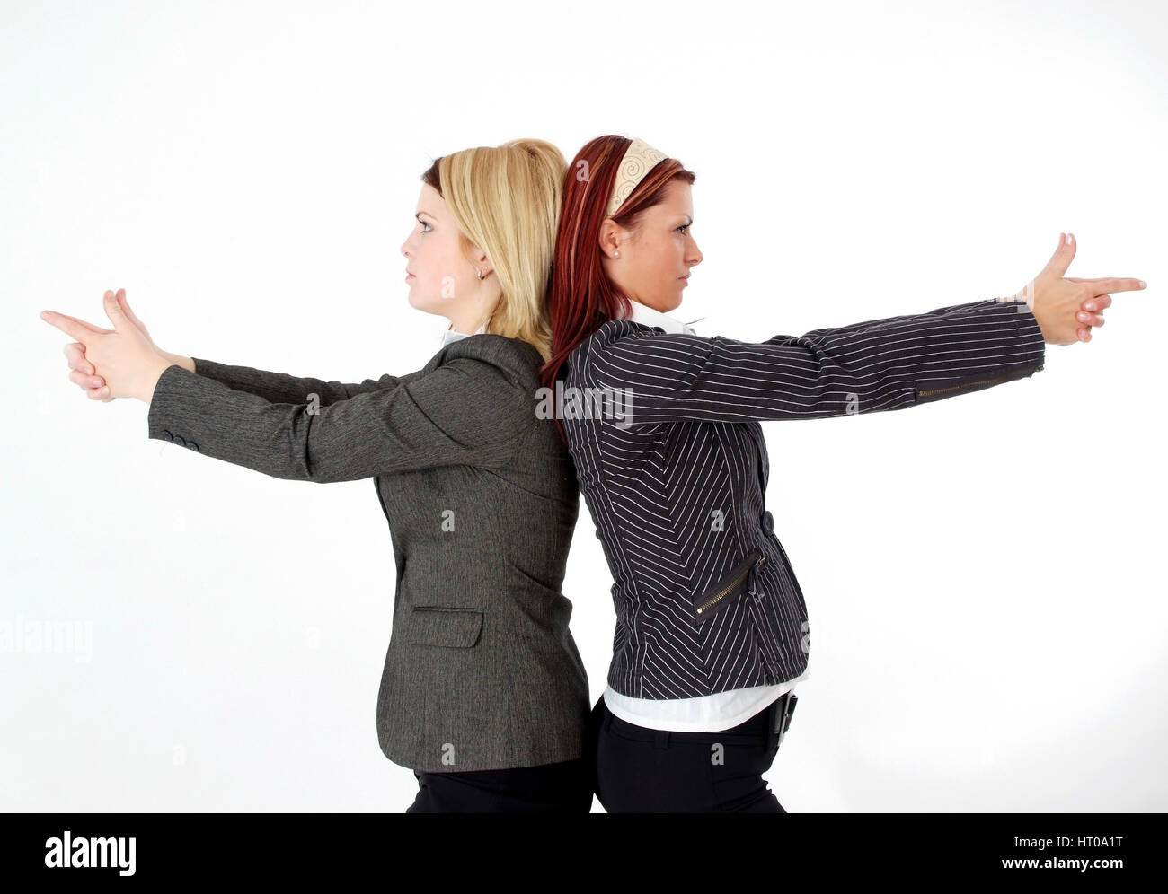 Geschoeaeftsfrauen Ruecken ein Ruecken Mit Imaginoeaerer Schusswaffe in der Hand - Business-Frauen Rücken an Rücken mit fiktiven Waffe in der hand Stockfoto