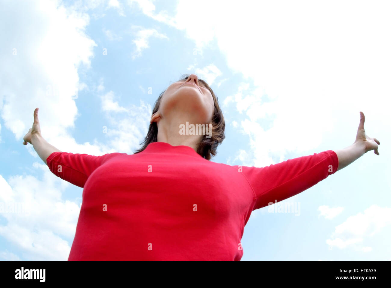 Lebensfrohe Frau Streckt Sich Unter Freiem Himmel - Frau Dehnung unter freiem Himmel Stockfoto