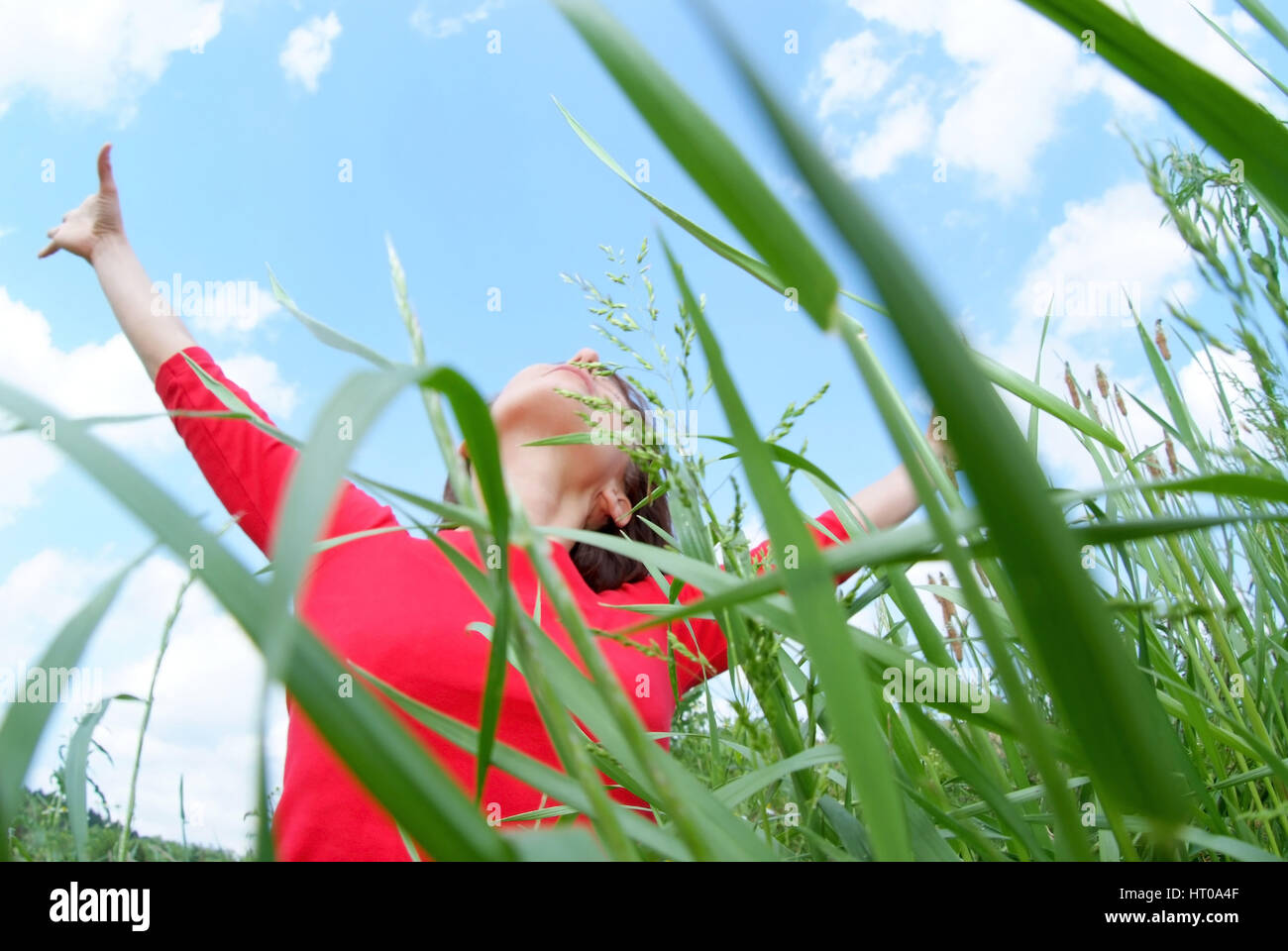 Junge Frau Erholt Sich in der Natur - Frau Entspannung in der Natur Stockfoto