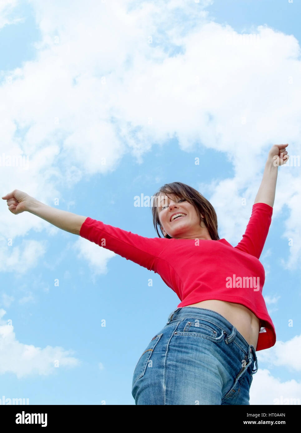 Lebensfrohe Frau Streckt Sich Unter Freiem Himmel - Frau Dehnung unter freiem Himmel Stockfoto