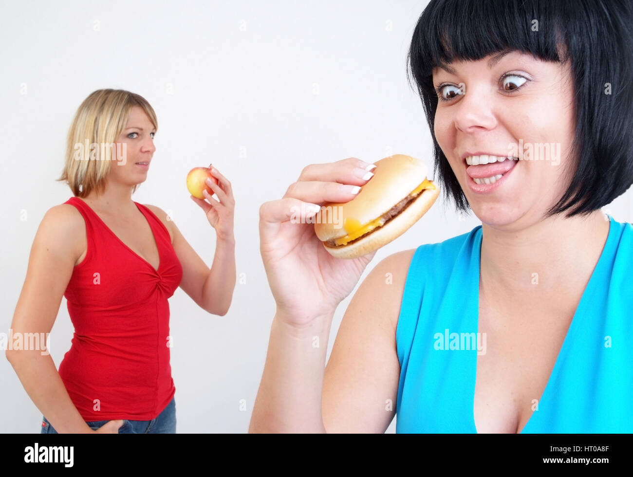 Frauen Essen Burger Und Apfel - Frauen Essen Burger und Apfel Stockfoto