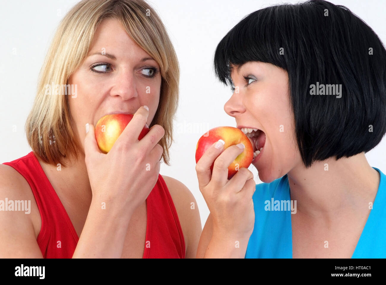 Junge Frauen Essen? Pfel - Frauen Verzehr von Äpfeln Stockfoto