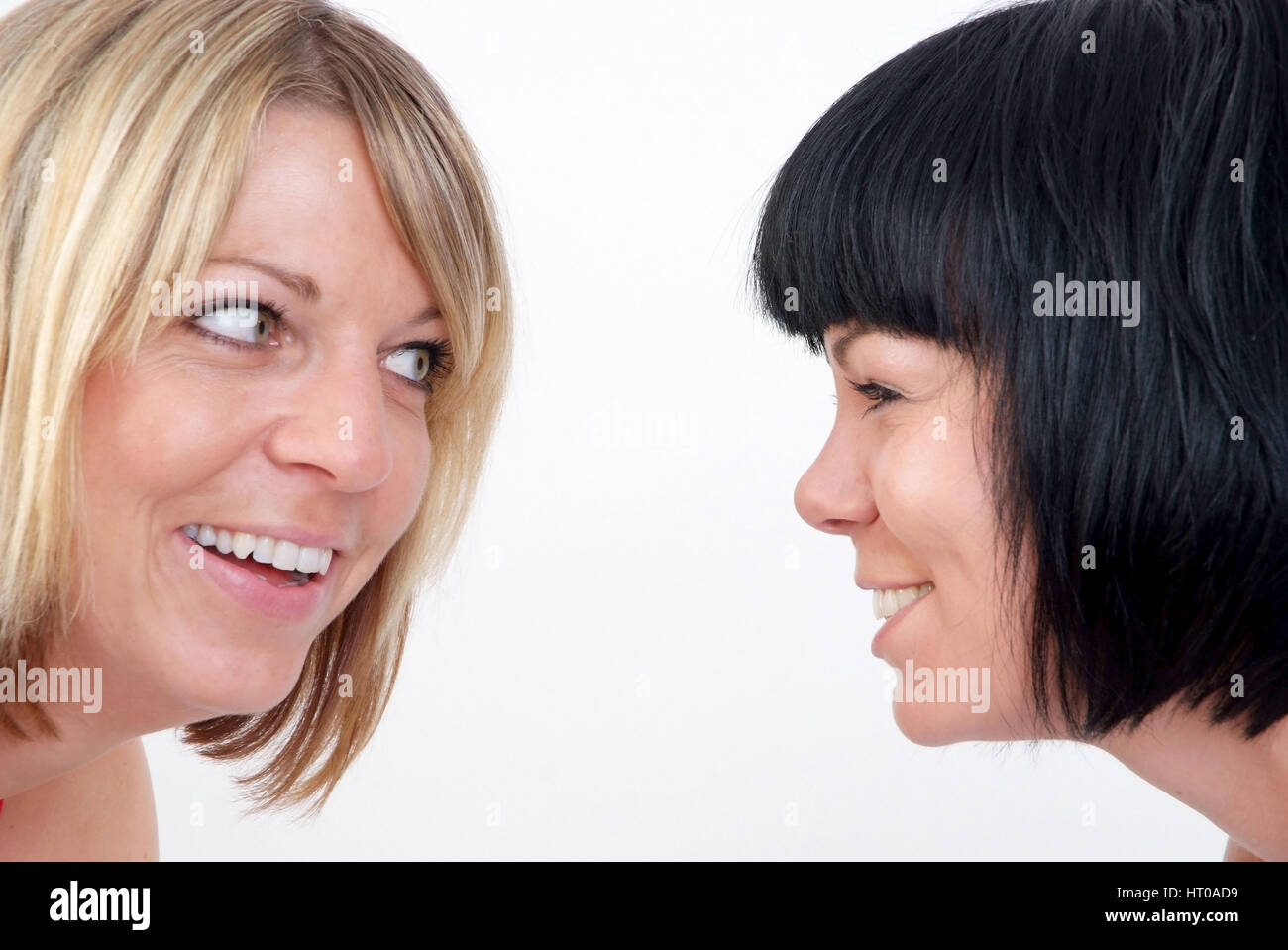 blonde Und Schwarzhaarige Junge Frauen - blonde und dunkelhaarige Frauen Stockfoto