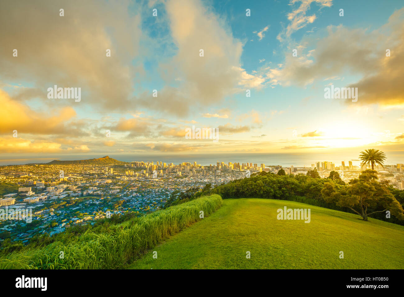Tantalus Lookout bei Sonnenuntergang, Puu Ualakaa State Park Honolulu. Touristen auf Panoramablick auf die Stadt, Waikiki Beach und Diamond Head. Skyline von Waikiki Oahu Hawaii, U Stockfoto
