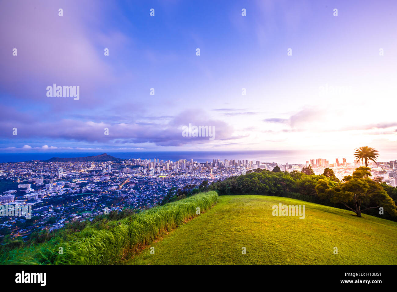 Tantalus Lookout in der Dämmerung, Puu Ualakaa State Park Honolulu. Touristen auf Panoramablick auf die Stadt, Waikiki Beach und Diamond Head. Skyline von Waikiki Oahu Hawaii, Stockfoto