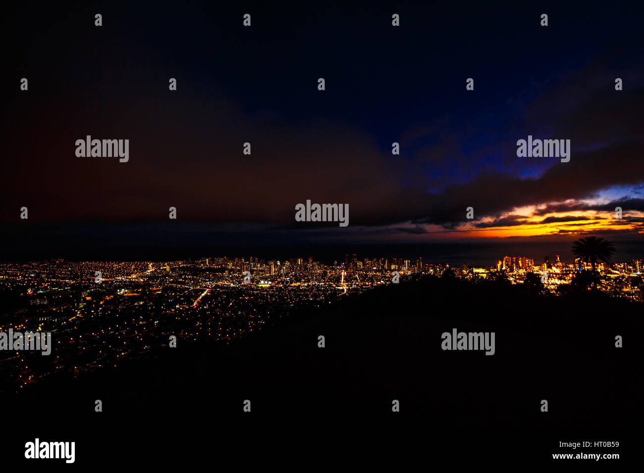 Tantalus Lookout in der Nacht, Puu Ualakaa State Park Honolulu. Touristen auf Panoramablick auf die Stadt, Waikiki Beach und Diamond Head. Skyline von Waikiki Oahu Hawaii, UN- Stockfoto