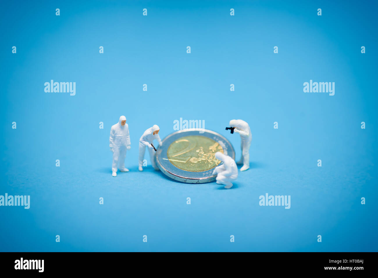 Zwei Euro-Münzen von Spezialisten kontrolliert. Stockfoto