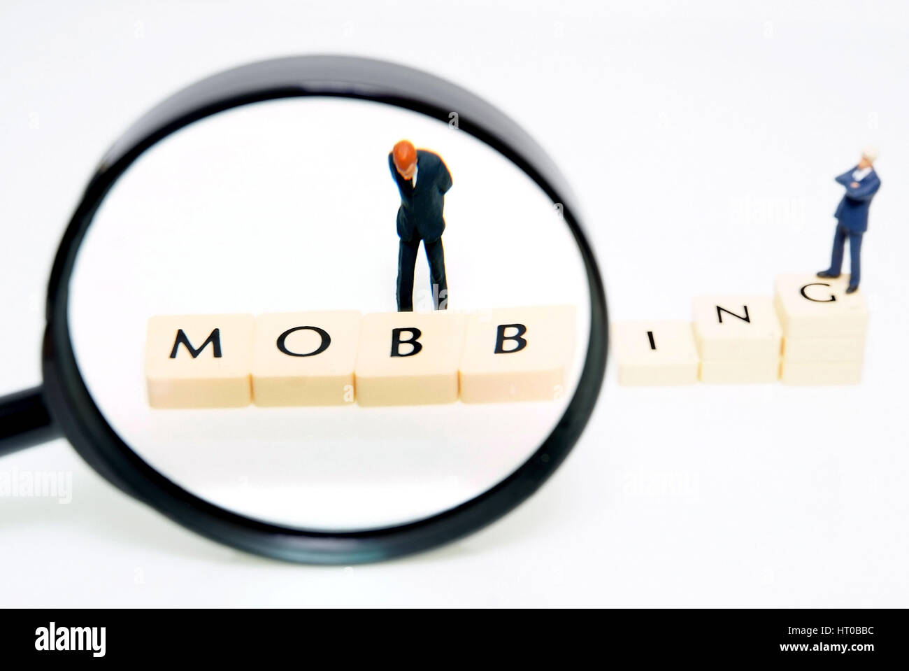 Symbolbild Mobbing bin Arbeitsplatz - symbolisch für mobbing am