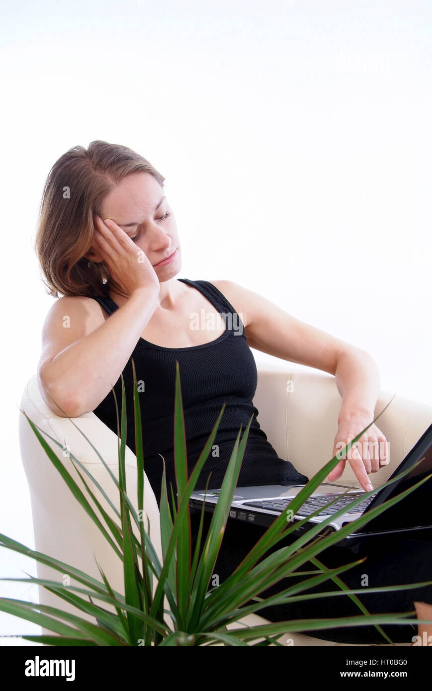 Deprimierte, Junge Frau Mit Laptop bin Scho? -Junge, depressive Frau mit Laptop Stockfoto