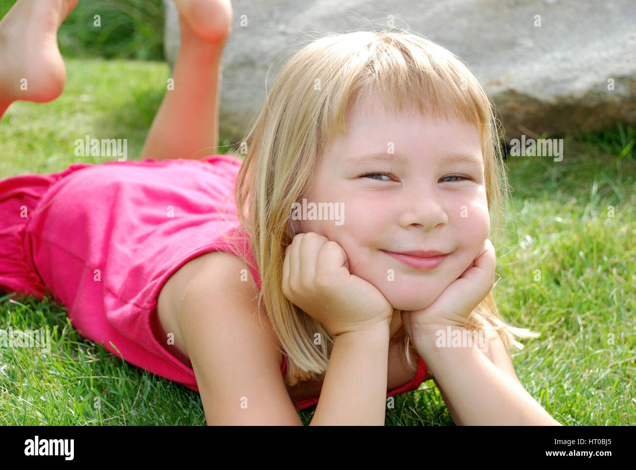 Blondinen M? Dchen Liegt in der Wiese - blonde Mädchen in der Wiese liegend Stockfoto