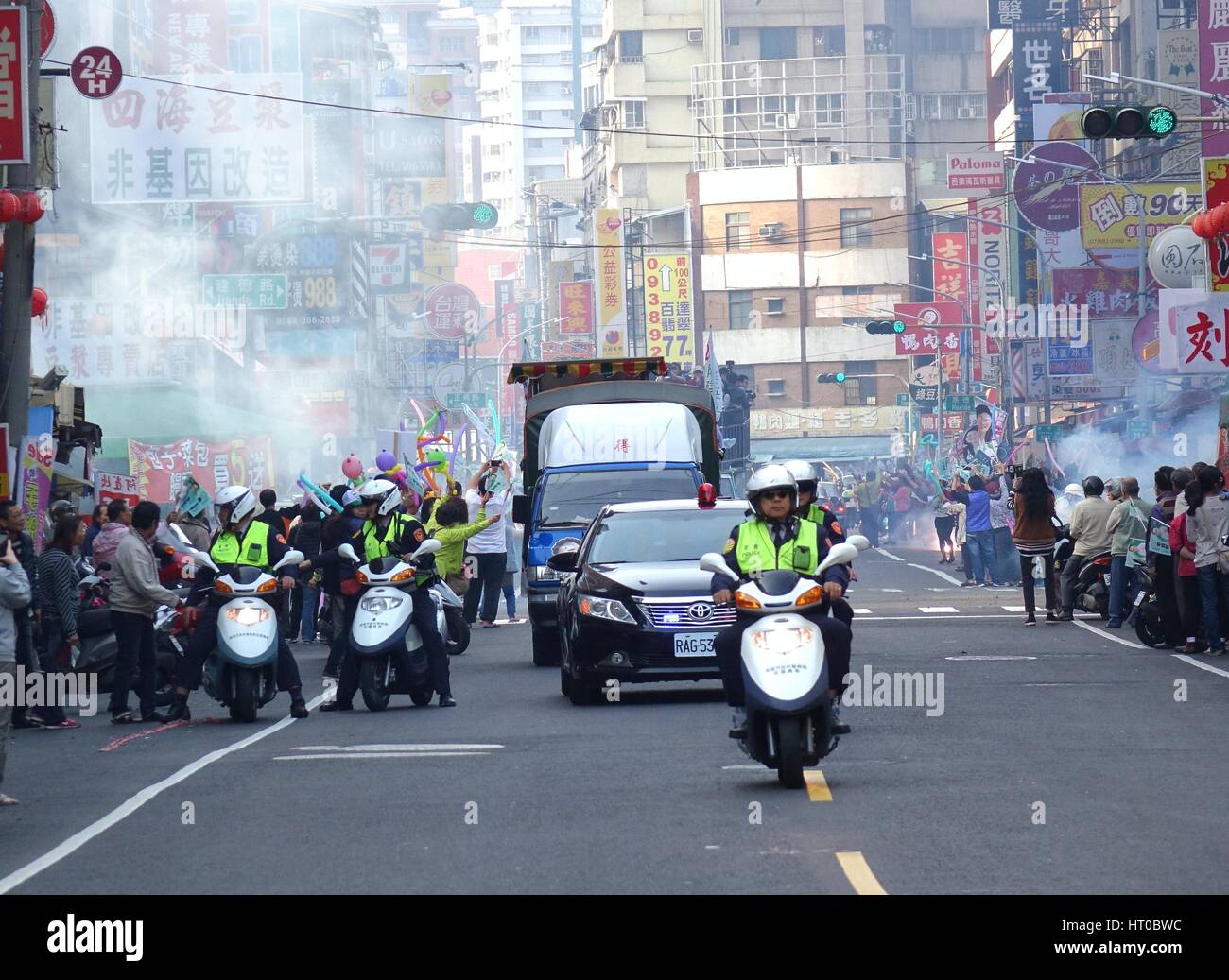KAOHSIUNG, TAIWAN--9. Januar 2016: Unterstützer der DPP Präsidentschaftskandidatin Tsai Ying-Wen begrüßen ihre Wagenkolonne mit Fahnen und Feuerwerkskörper während Stockfoto