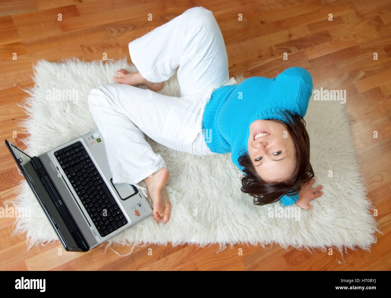 Junge, Energiegeladen Frau Auf Teppich bin Fu? Boden, schon Steht Ein Notebook - junge Frau voller Energie Stockfoto