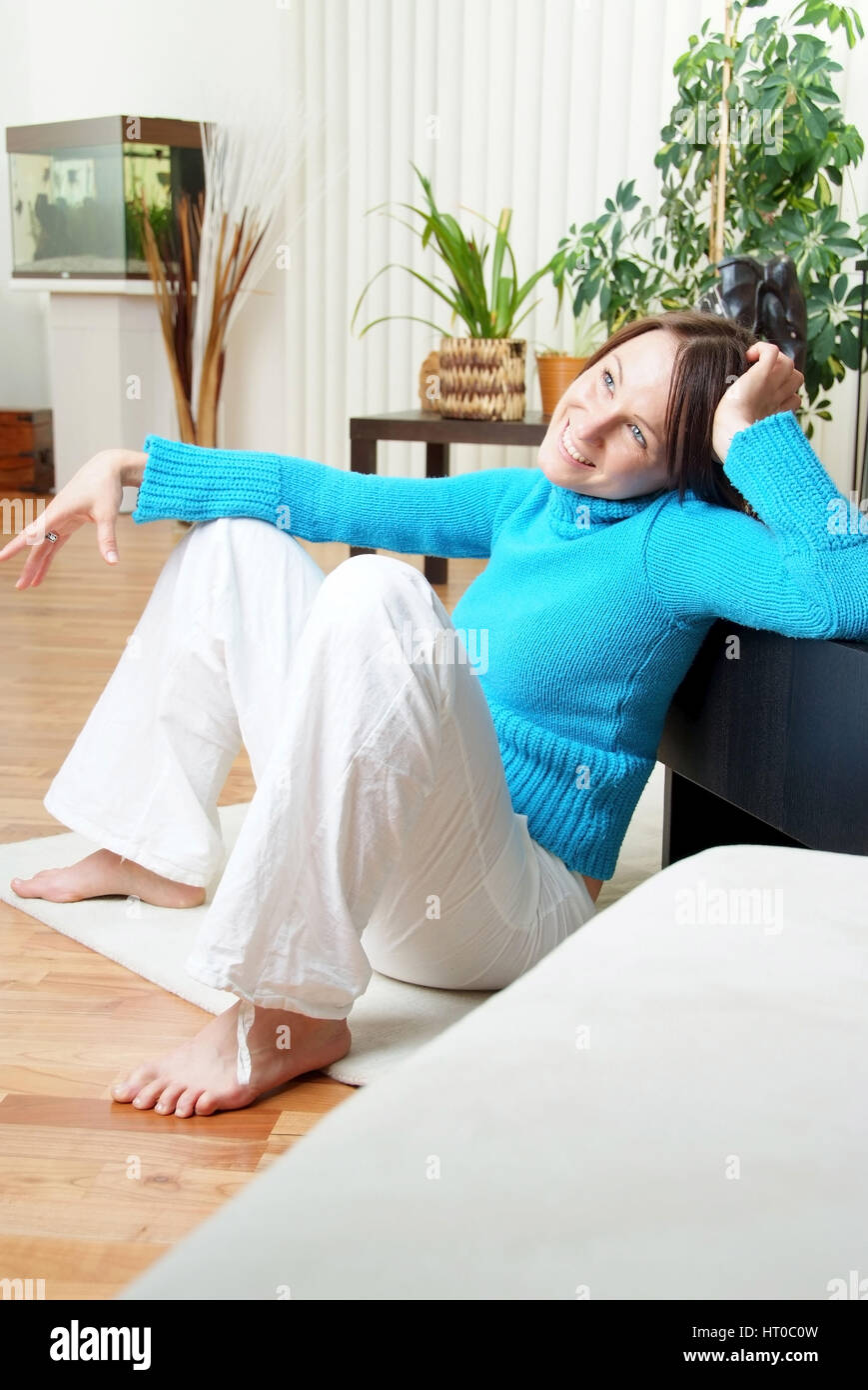 Junge Frau f? Hlt Sich Wohl Zuhause - junge Frau fühlt sich zu Hause gut Stockfoto