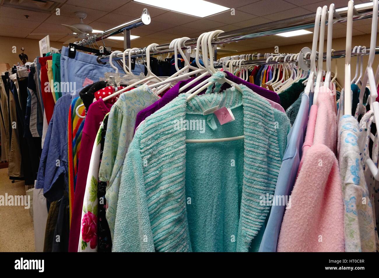 Garderobe in einem Secondhand-Laden Stockfoto