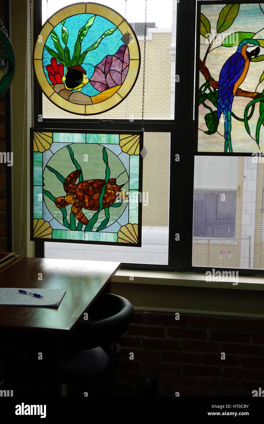 Glasbilder in ein Atelier an der Nabe am Kanal, der eine Gemeinschaft von Künstlern beherbergt Stockfoto