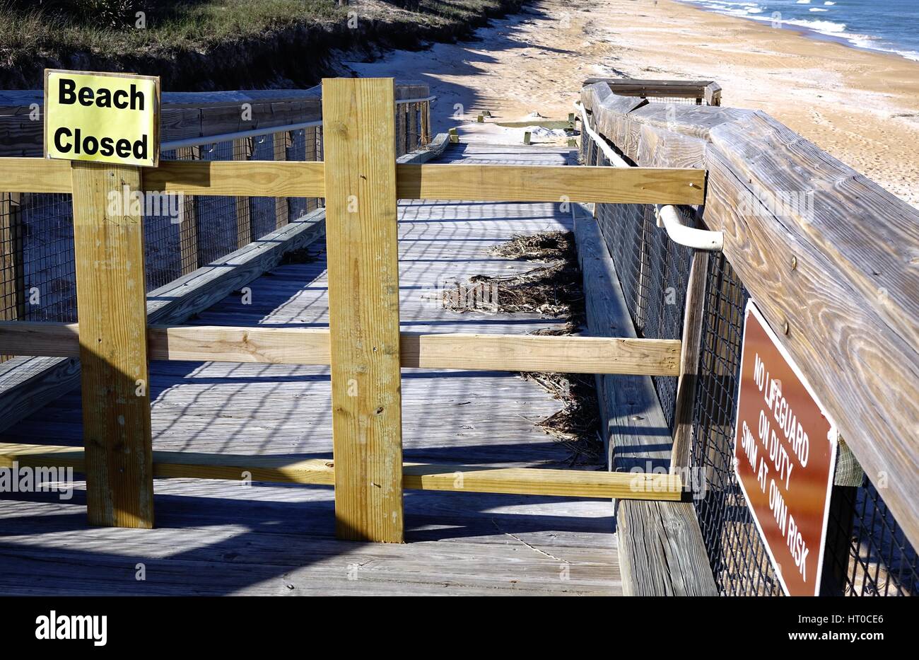 Zugangsrampe im Glücksspiel Rogers Memorial State Recreation Area in Flagler Beach wurde durch den Hurrikan Matthew im Jahr 2016 beschädigt. Stockfoto